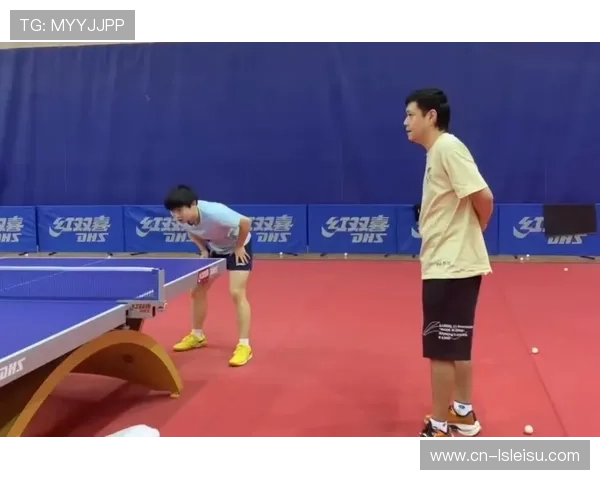 张军观战女双决赛滑下座椅，调侃“多拍对抗考验教练心脏”